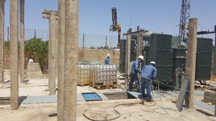 الطواقم الفنية والهندسية في شركة كهرباء القدس ترفع من قدرة محول محطة بتين الغربية
